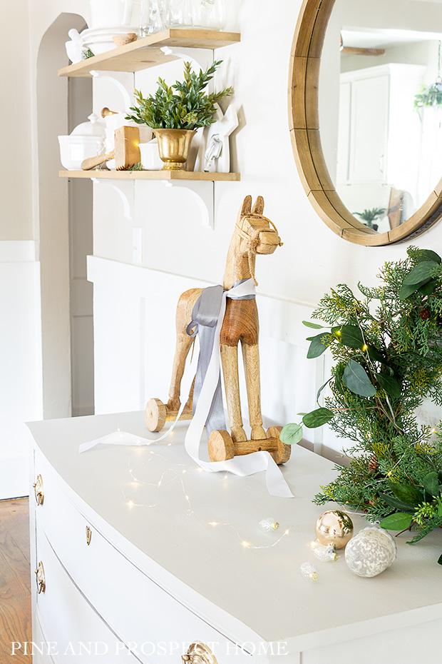 Neutral Christmas buffet with gold and silver touches