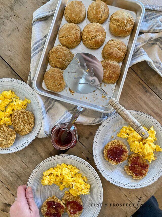 Scrambled Eggs with warm biscuits