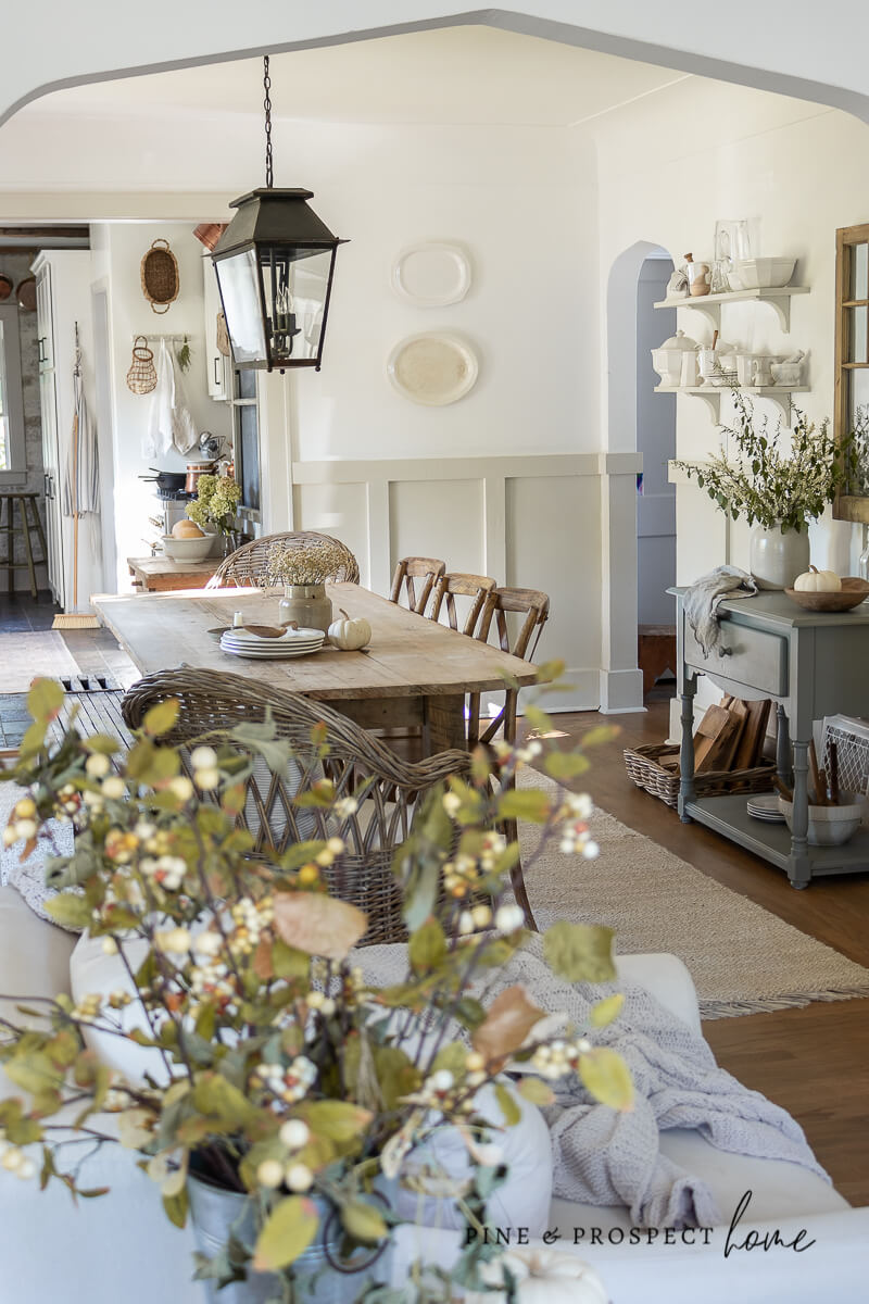 Thanksgiving Decorations DIY for Tables, Walls and Entryways 10 Natural fall decor displayed indoors using pumpkins and greenery for a Thanksgiving-ready home.