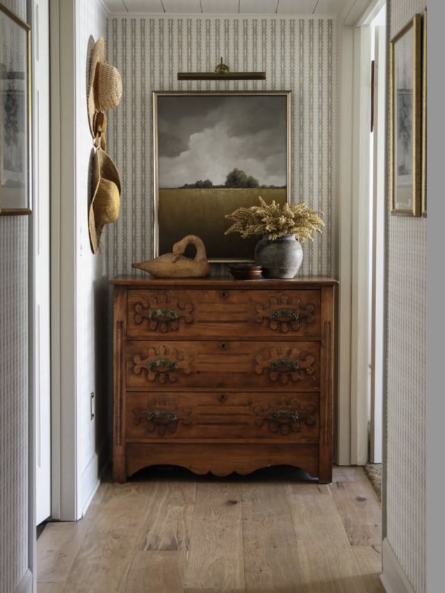 Simple Neutral wallpaper in small area