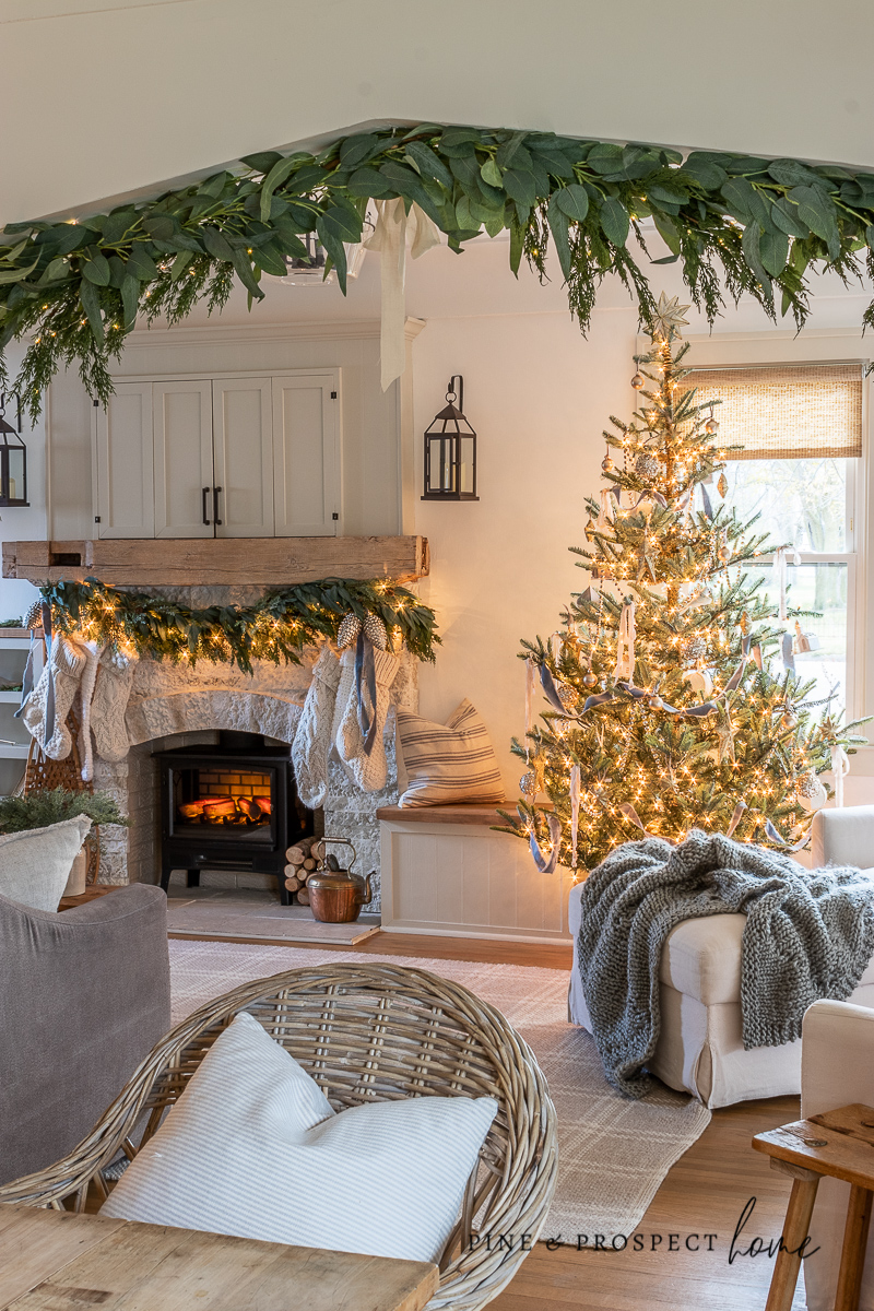 Vintage Christmas Living Room Decor Touches