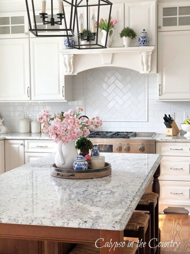 summer, summer decor, summer decor ideas, summer decor inspiration, summertime, summery, living room, entryway, kitchen, dining room, sun hat, flowers, fresh flowers, blooms, stems, yard, garden, outdoors, outside, basket, baskets, linen, cotton, throw pillows, throw blanket, white, cream, candles, clean candles, wicker, house plants, chairs, tea towel, fresh fruit, bowls, bowl, bright, simple, airy, light, sunshine, pool, patio, hammock, pea gravel patio, beautiful, home decor, beautiful home decor, cottage style, cottage style home, cottage style home decor, season, seasonal, seasonal decor