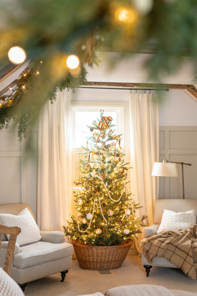 Simple Christmas Bedroom Ideas For A Cozy And Magical Retreat - Pine ...