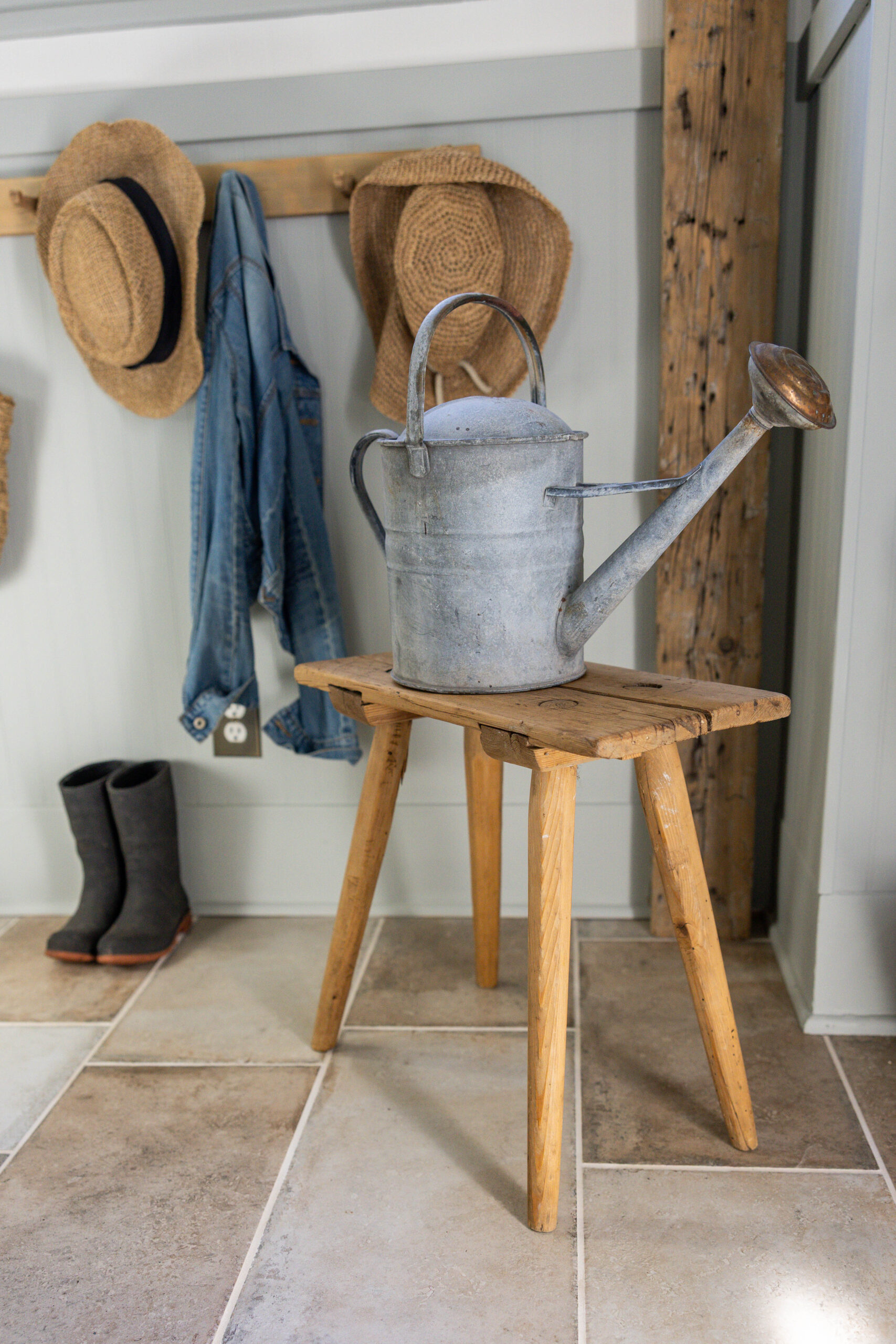 Cottage entryway decor