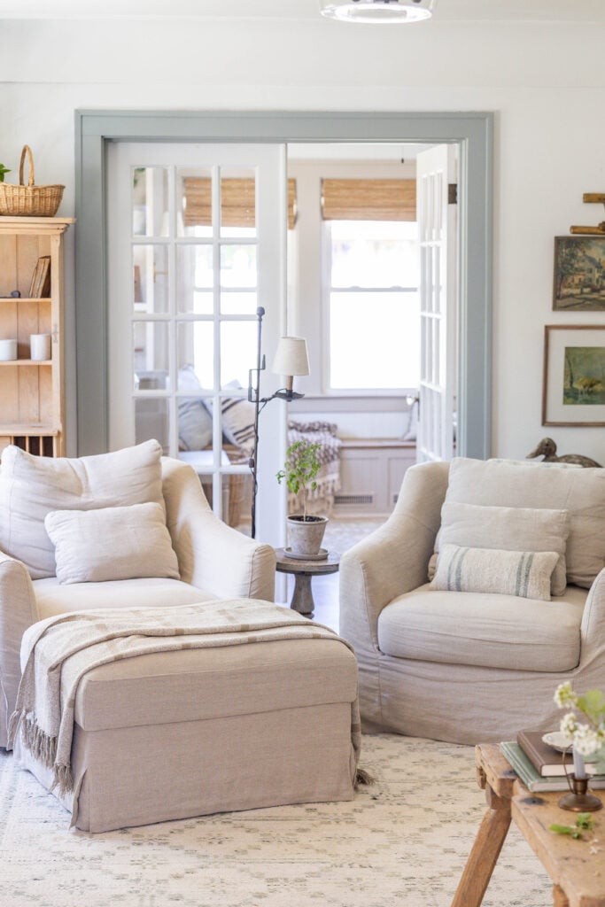 Simple throw pillows for an uncluttered look